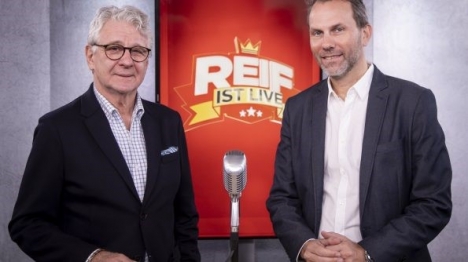 Bild TV verlängert Zusammenarbeit mit Marcel Reif - Jeden Montag und Freitag ab 8.00 Uhr analysiert Marcel Reif (l.) zusammen mit 'Bild'-Sport-Chef Matthias Brügelmann die Fußball-Themen des Tages - Foto: Axel Springer